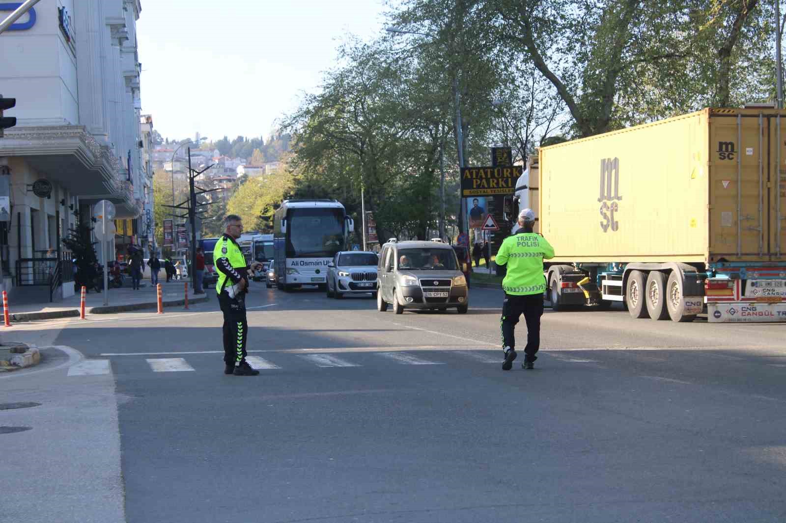Karadeniz Sahil Yolu’nda uzun araç kuyruğu oluştu