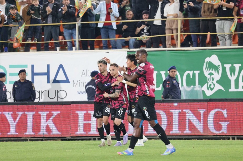 Trendyol Süper Lig: Alanyaspor: 1 - Samsunspor: 0 (İlk yarı)