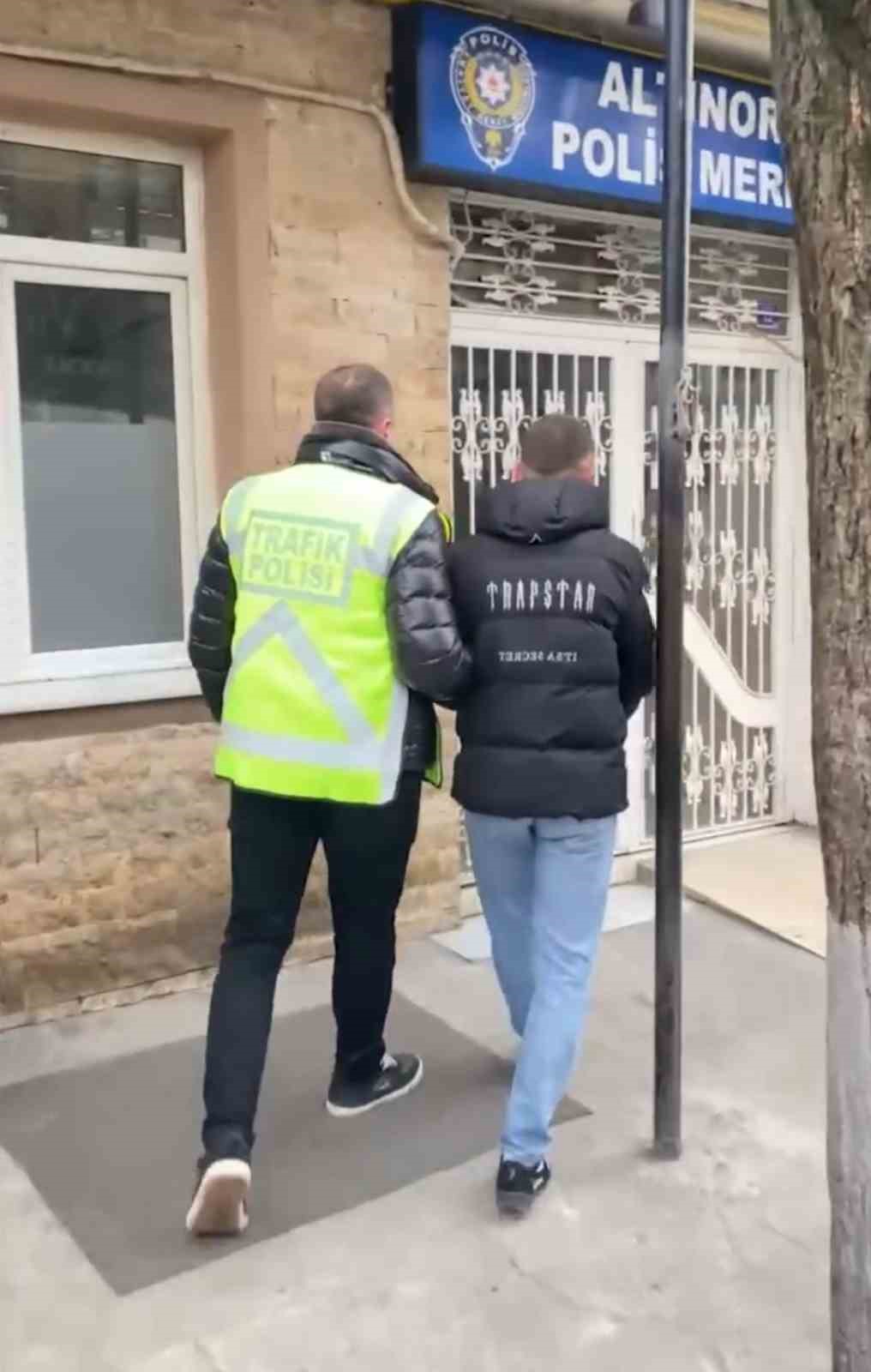 Motosikleti ile trafiği tehlikeye düşüren sürücünün ehliyetine el konuldu
