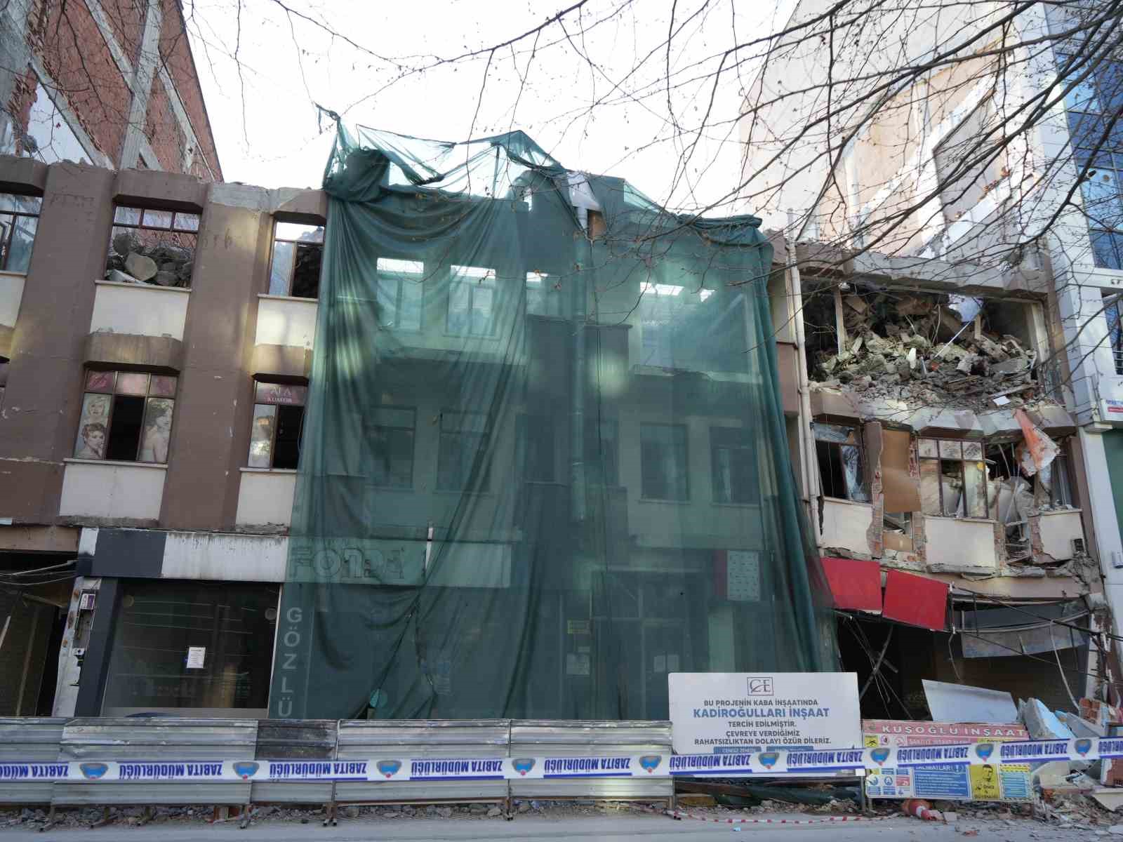 Kastamonu’da yıkım çalışmaları sırasında bina çöktü, yol ulaşıma kapatıldı