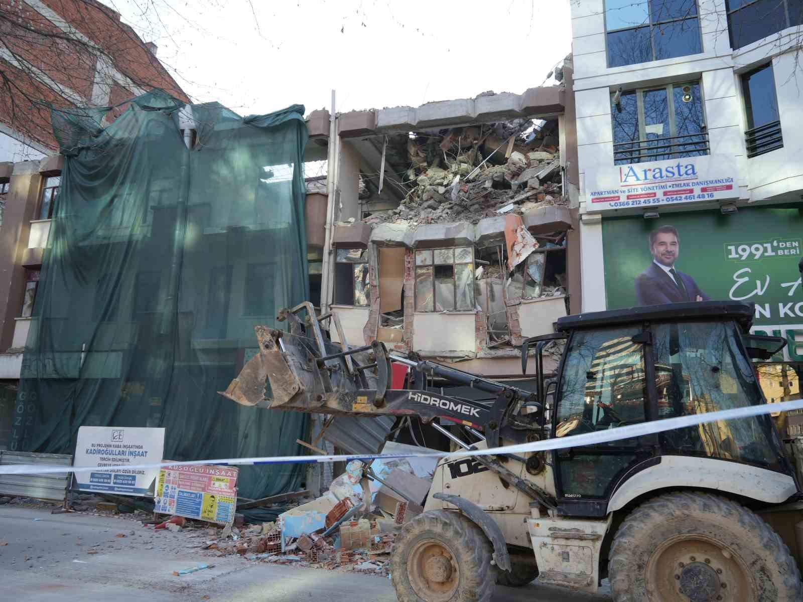 Kastamonu’da yıkım çalışmaları sırasında bina çöktü, yol ulaşıma kapatıldı
