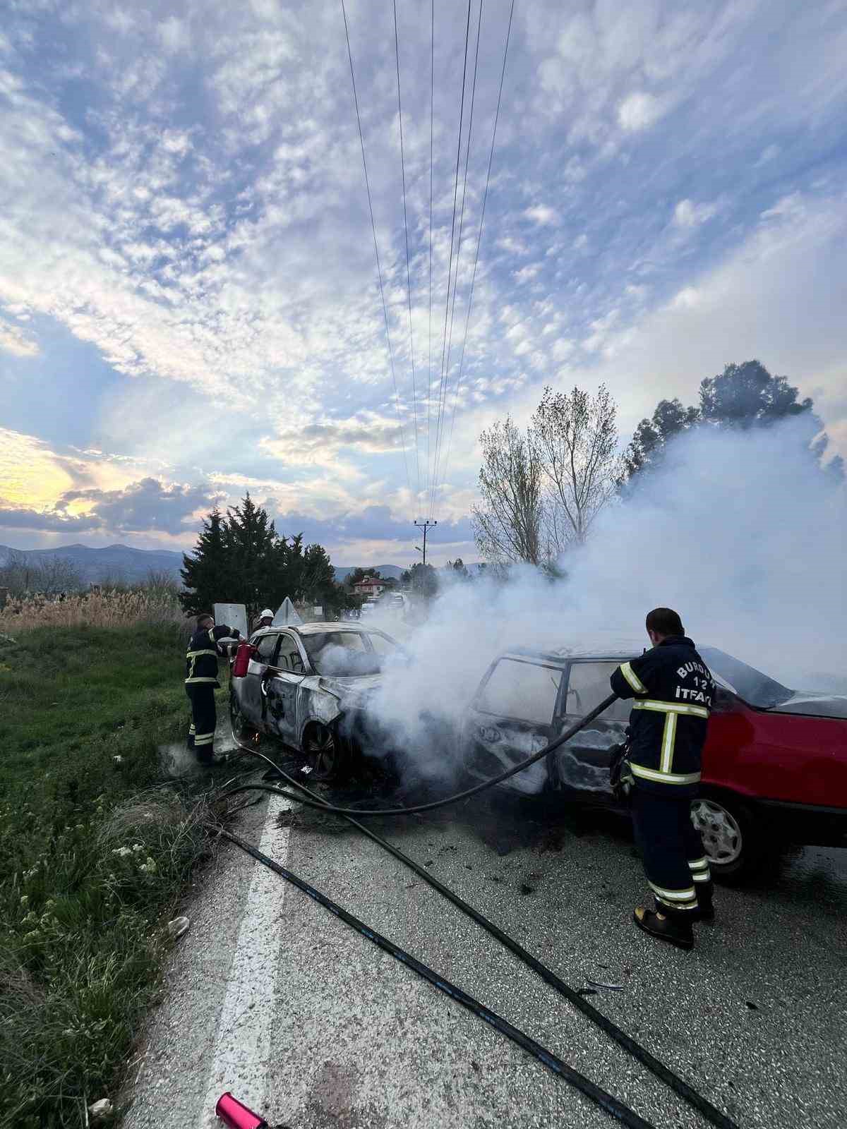 Kafa kafaya &ccedil;arpışan iki otomobil yanarak hurdaya d&ouml;nd&uuml;: 1 &ouml;l&uuml;, 4 yaralı
