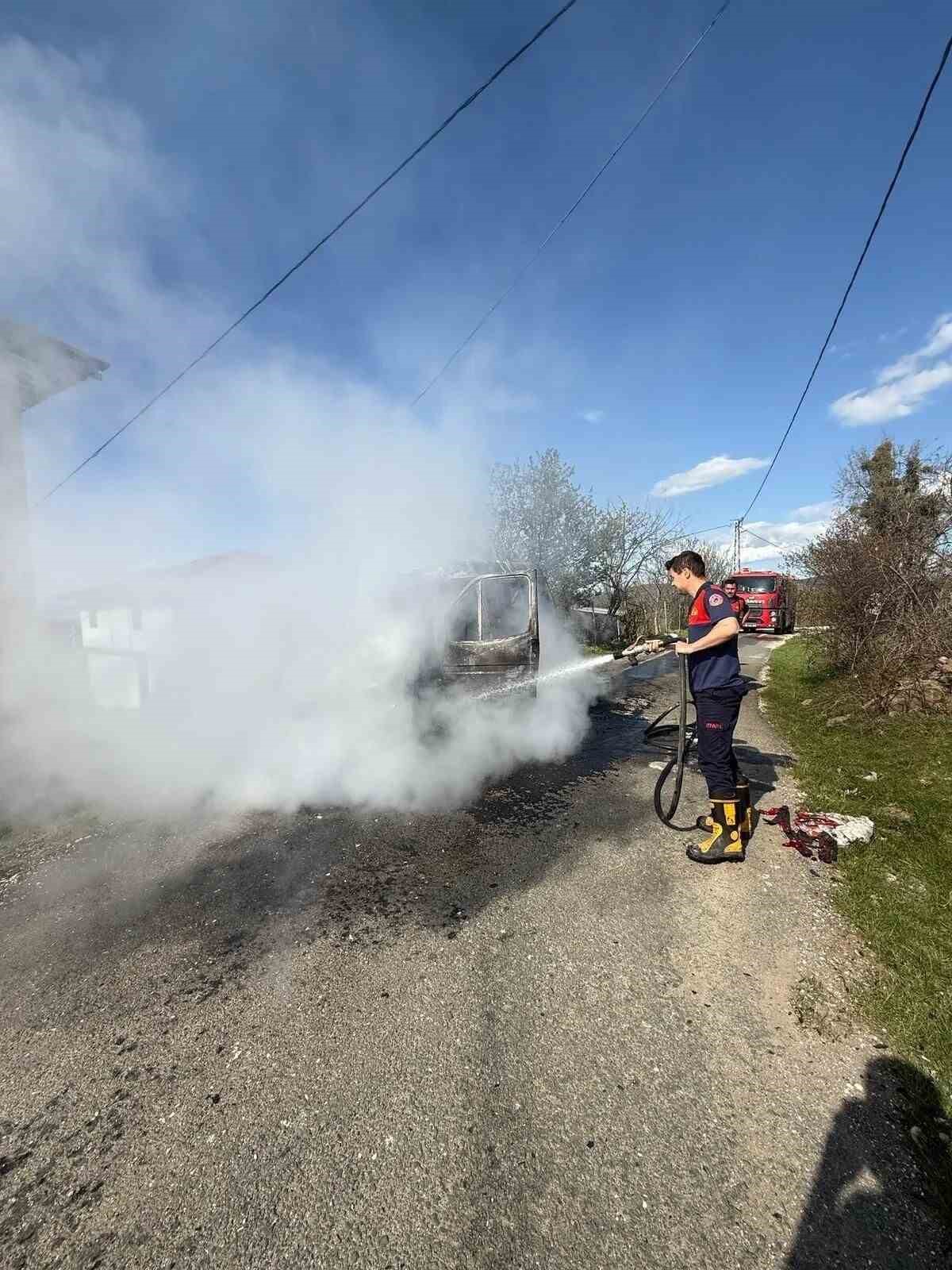 Kastamonu&rsquo;da seyir halindeki minib&uuml;s yandı
