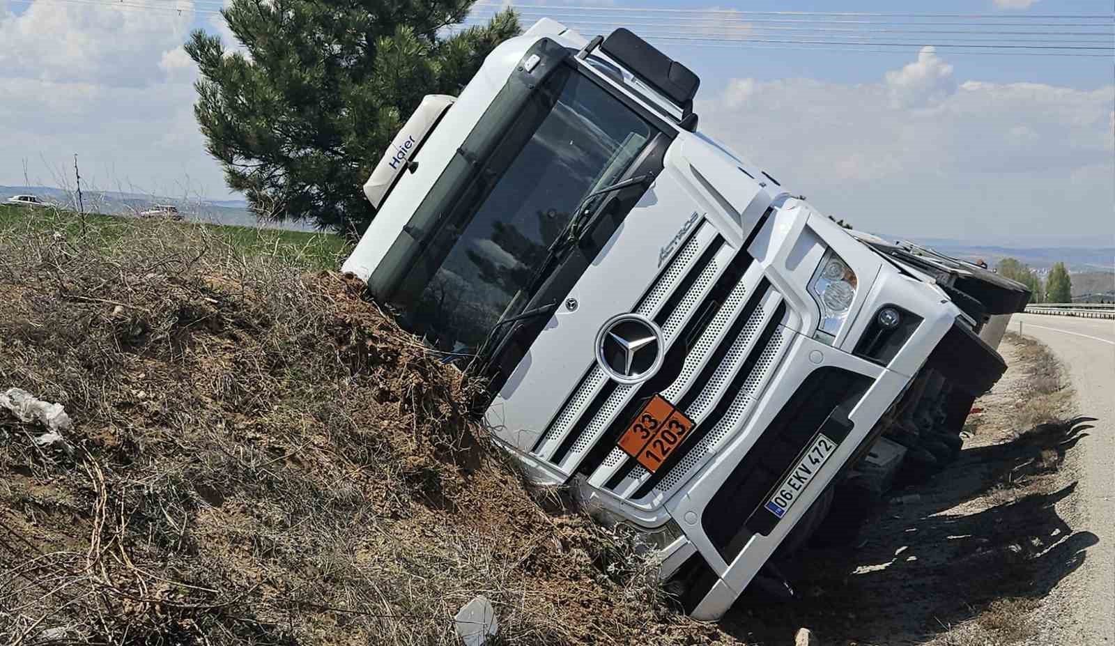 Kırıkkale’de akaryakıt yüklü tanker şarampole devrildi