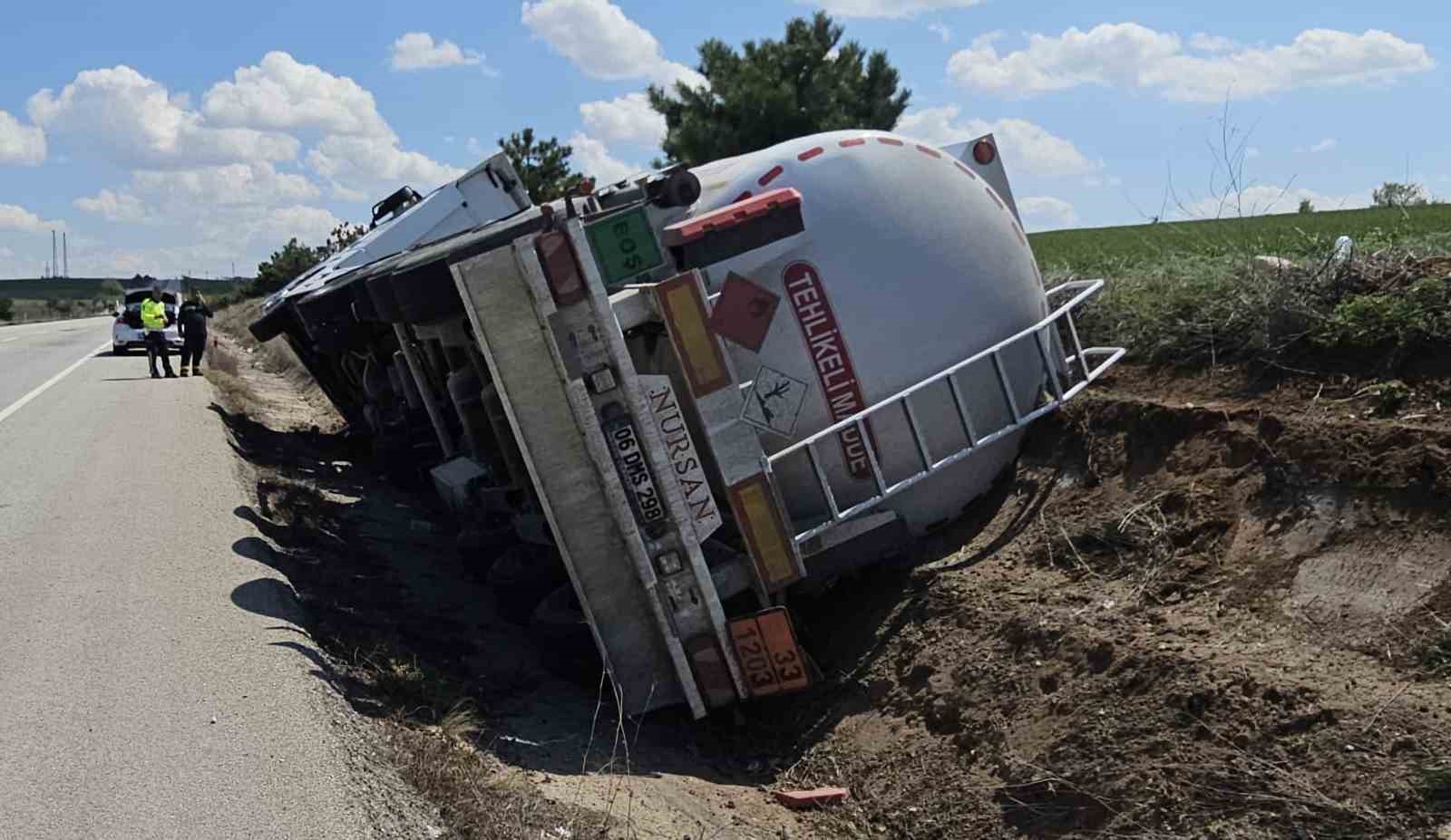 Kırıkkale’de akaryakıt yüklü tanker şarampole devrildi