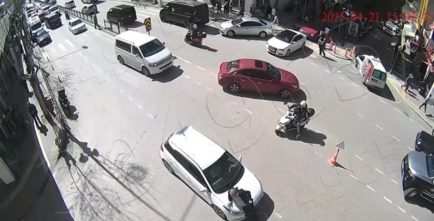 Amasya’da otomobilin kavşakta yayaya çarptığı kaza kamerada