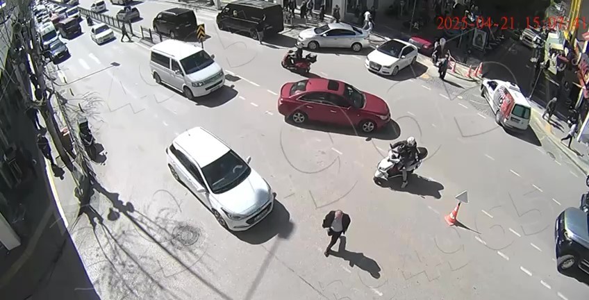 Amasya’da otomobilin kavşakta yayaya çarptığı kaza kamerada