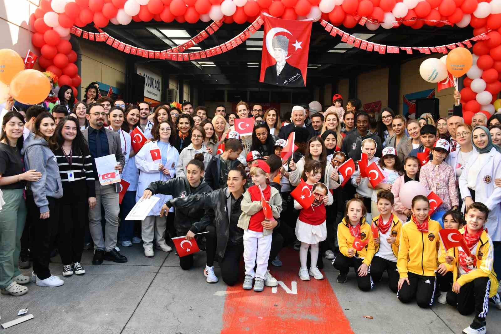 Beşiktaş JK Kadın Futbol Takımı, hastanede tedavi gören çocuklara sürpriz yaptı