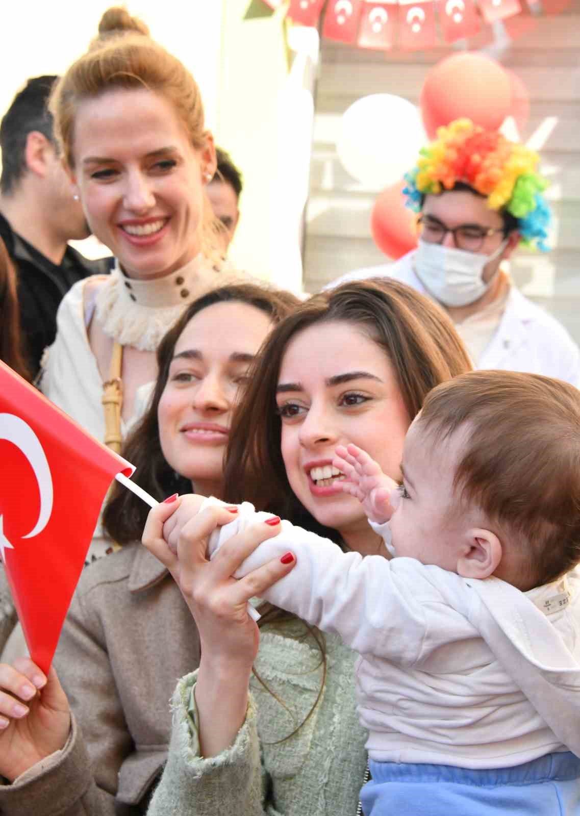 Beşiktaş JK Kadın Futbol Takımı, hastanede tedavi gören çocuklara sürpriz yaptı