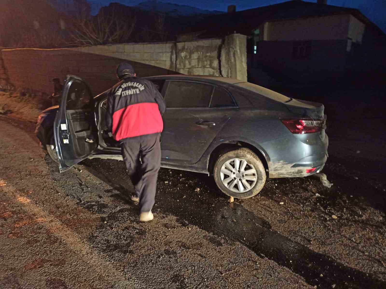 Van’da otomobil duvara çarptı: 3 yaralı