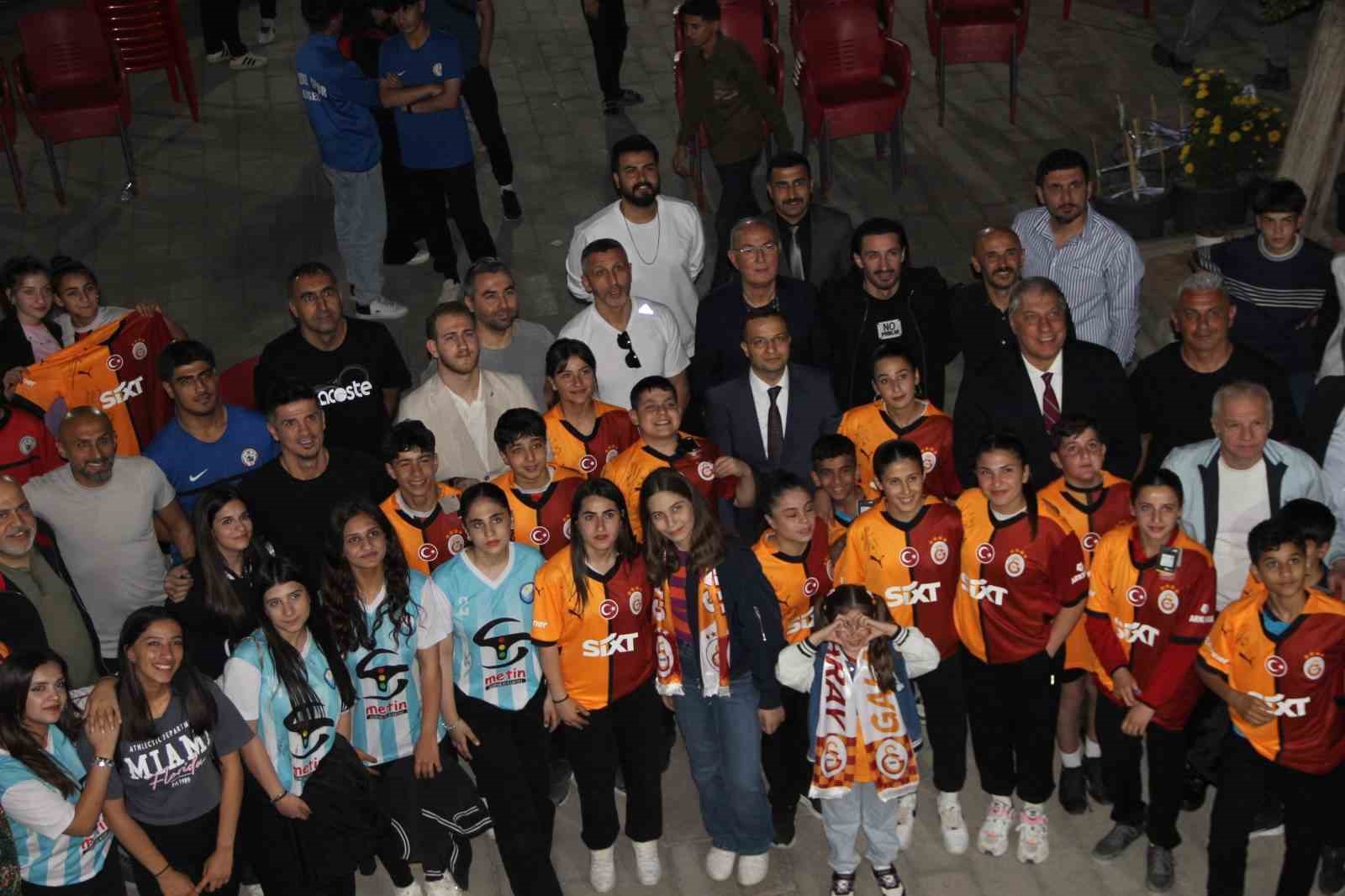 Galatasaray’ın efsaneleri Cizre’de gençlerle buluştu