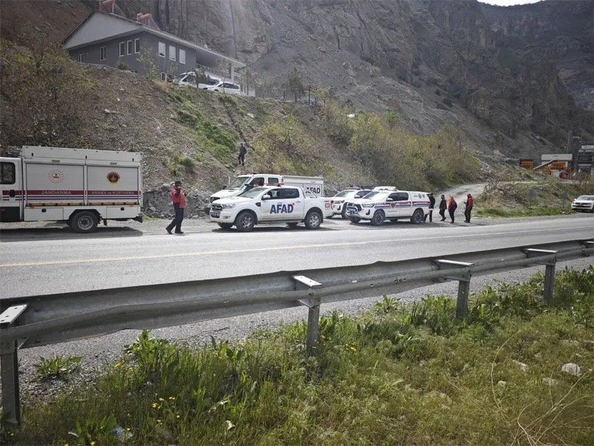 Zap Suyu’nun debisi yükselince mahsur kalan 4 kişi kurtarıldı