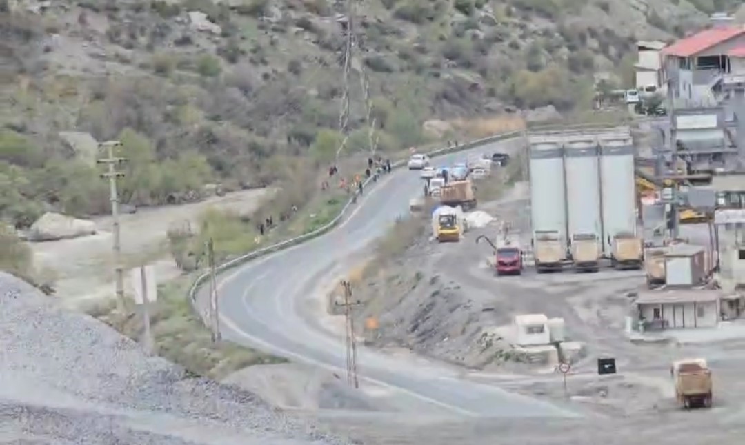 Zap Suyu’nun debisi yükselince mahsur kalan 4 kişi kurtarıldı