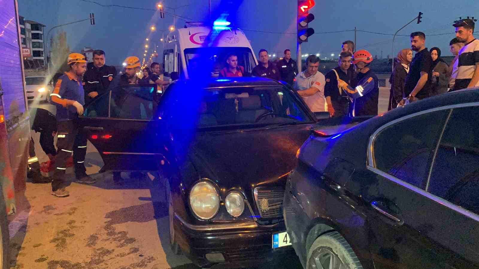 Kazada yaralanan baba, ağlayan oğlunun elini tutarak sakinleştirdi