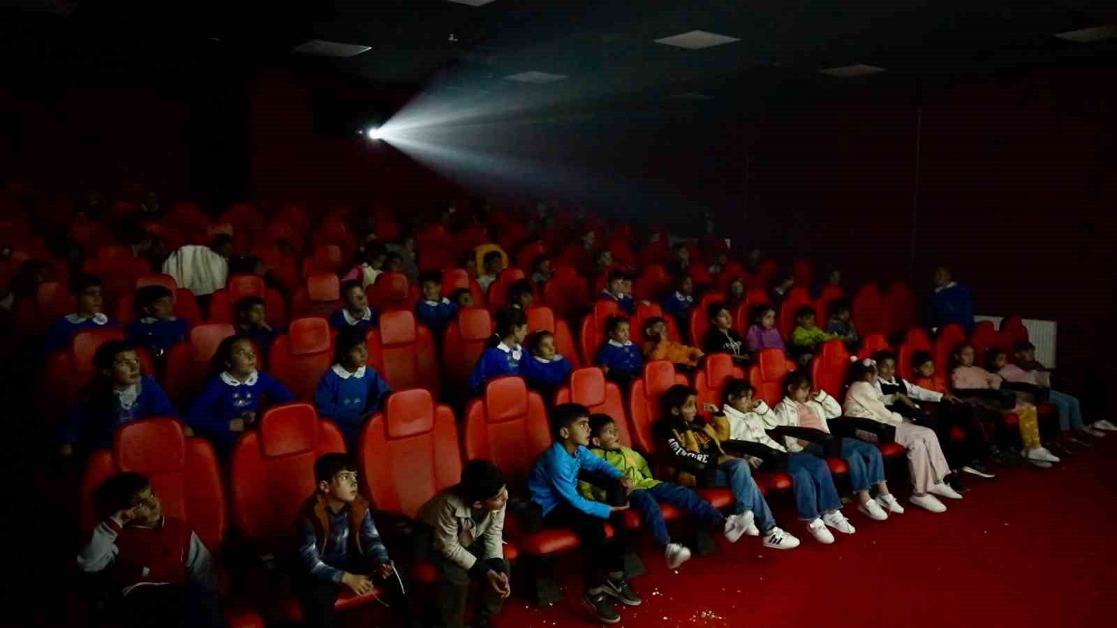 Öğretmenin hayali gerçek oldu, öğrenciler ilk kez sinemayla tanıştı