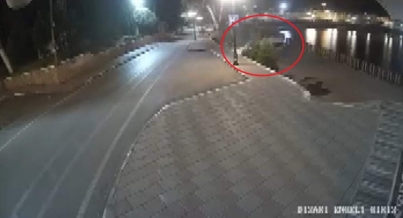 Alkollü şahsın kullandığı aracın göle uçmaya ramak kala durduğu anlar kamerada