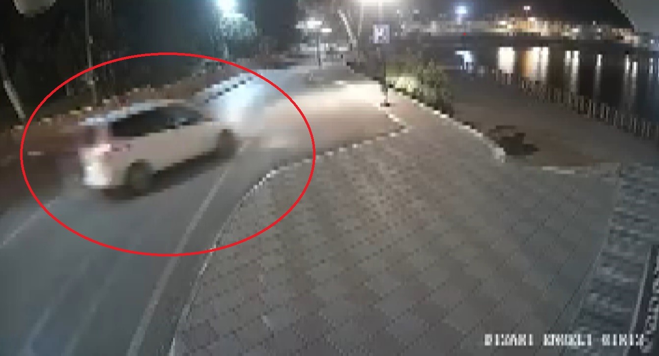 Alkollü şahsın kullandığı aracın göle uçmaya ramak kala durduğu anlar kamerada