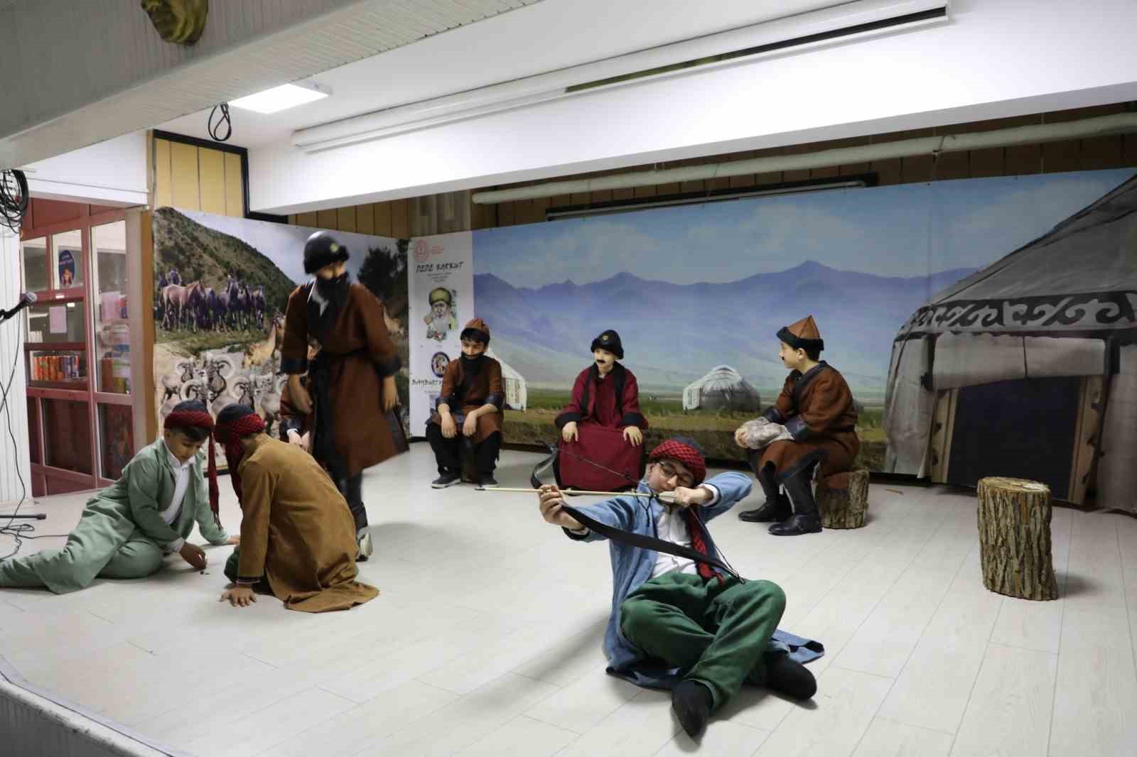 Öğrencilerden Bamsı Beyrek çocuk tiyatrosu