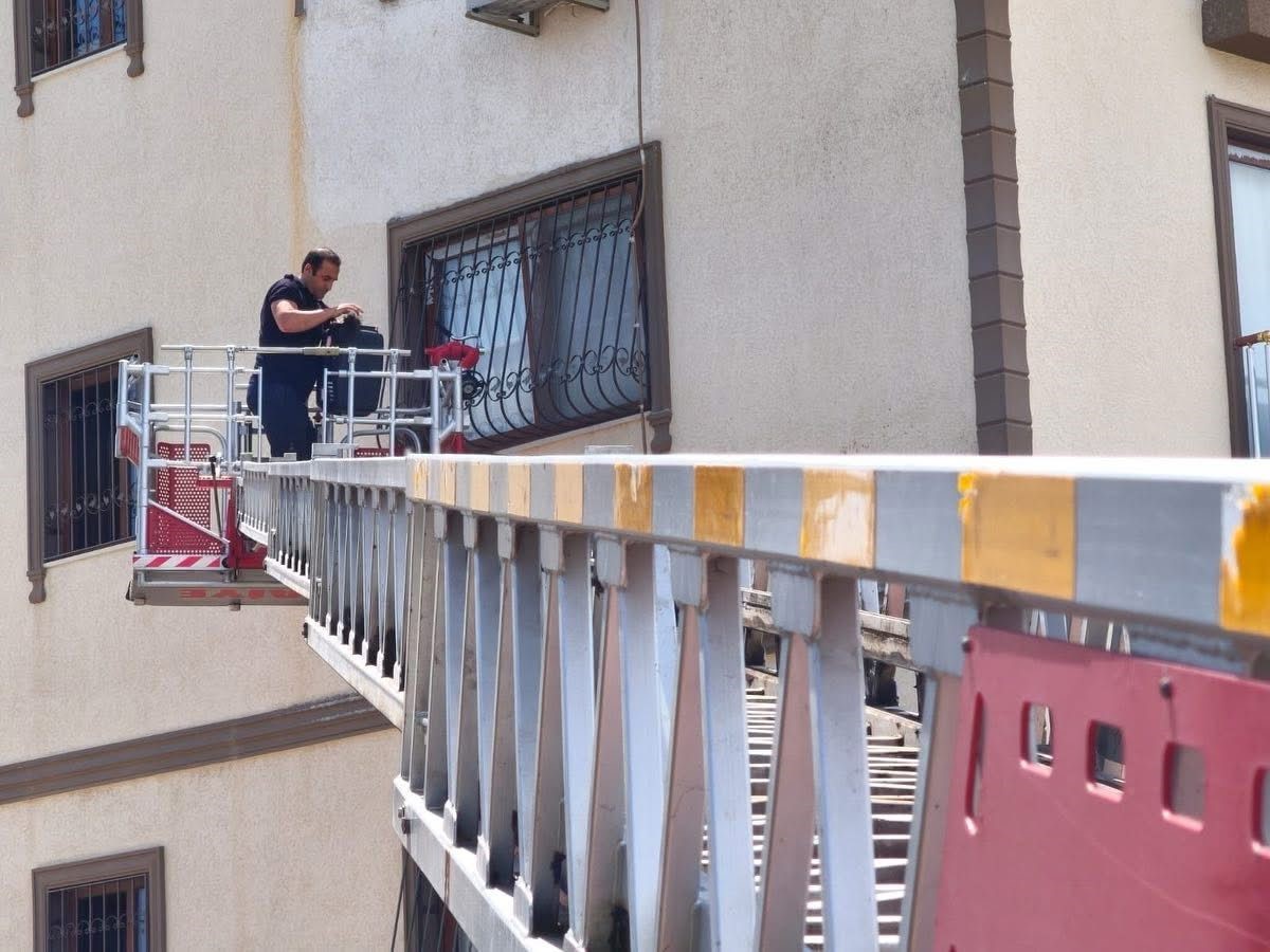 Pencere korkuluklarında mahsur kalan kediyi itfaiye kurtardı