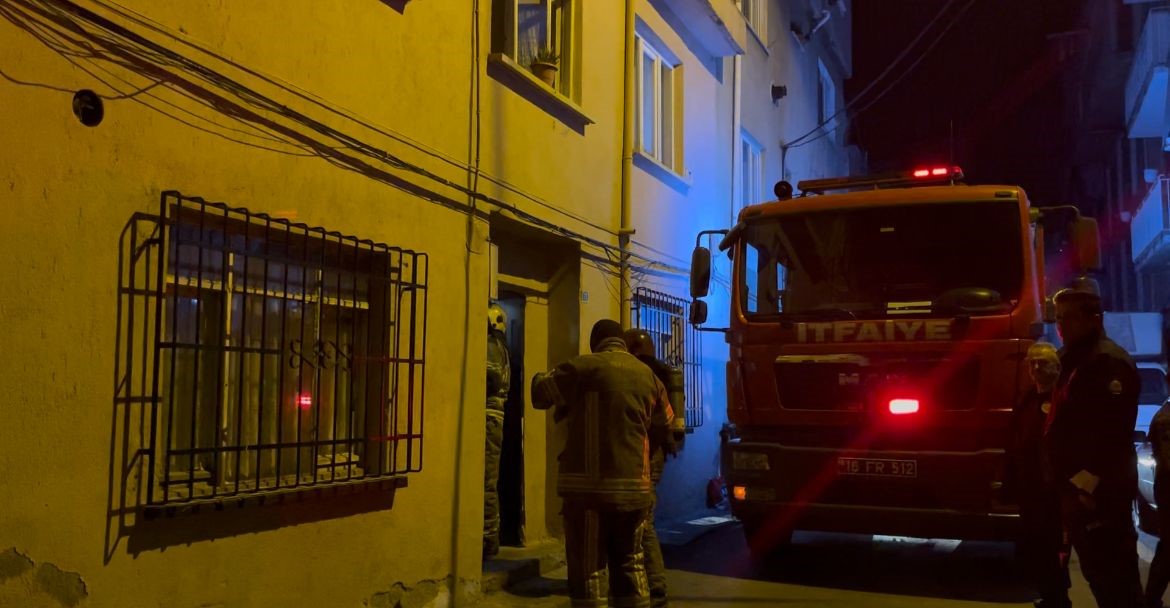 Bursa&rsquo;da iki katlı evde yangın paniği
