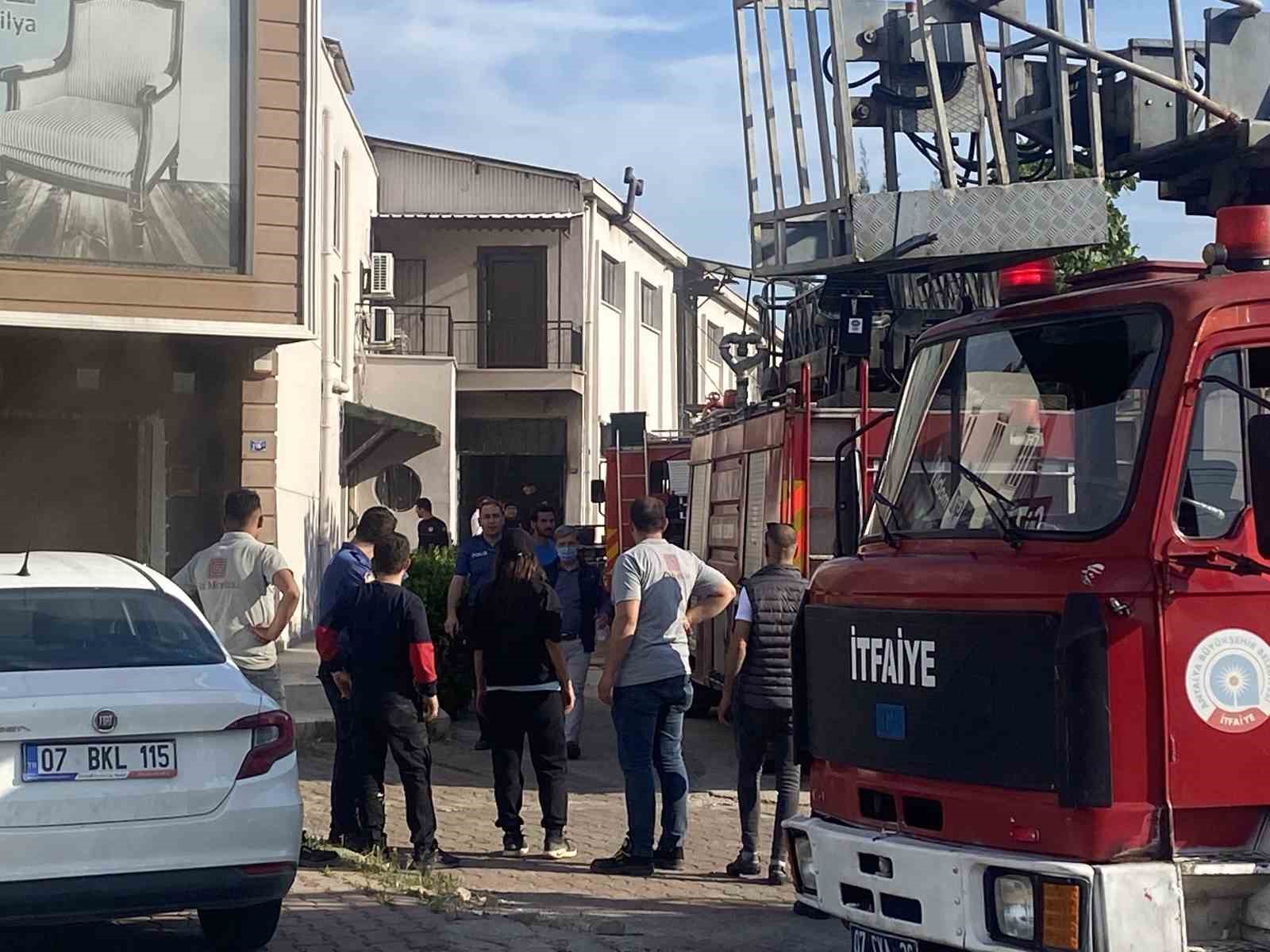 Aksu’da mobilya atölyesindeki yangın korkuttu