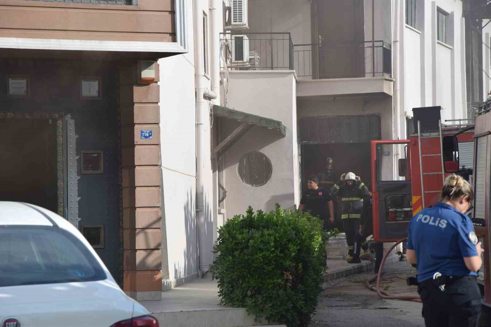 Aksu&rsquo;da mobilya at&ouml;lyesindeki yangın korkuttu
