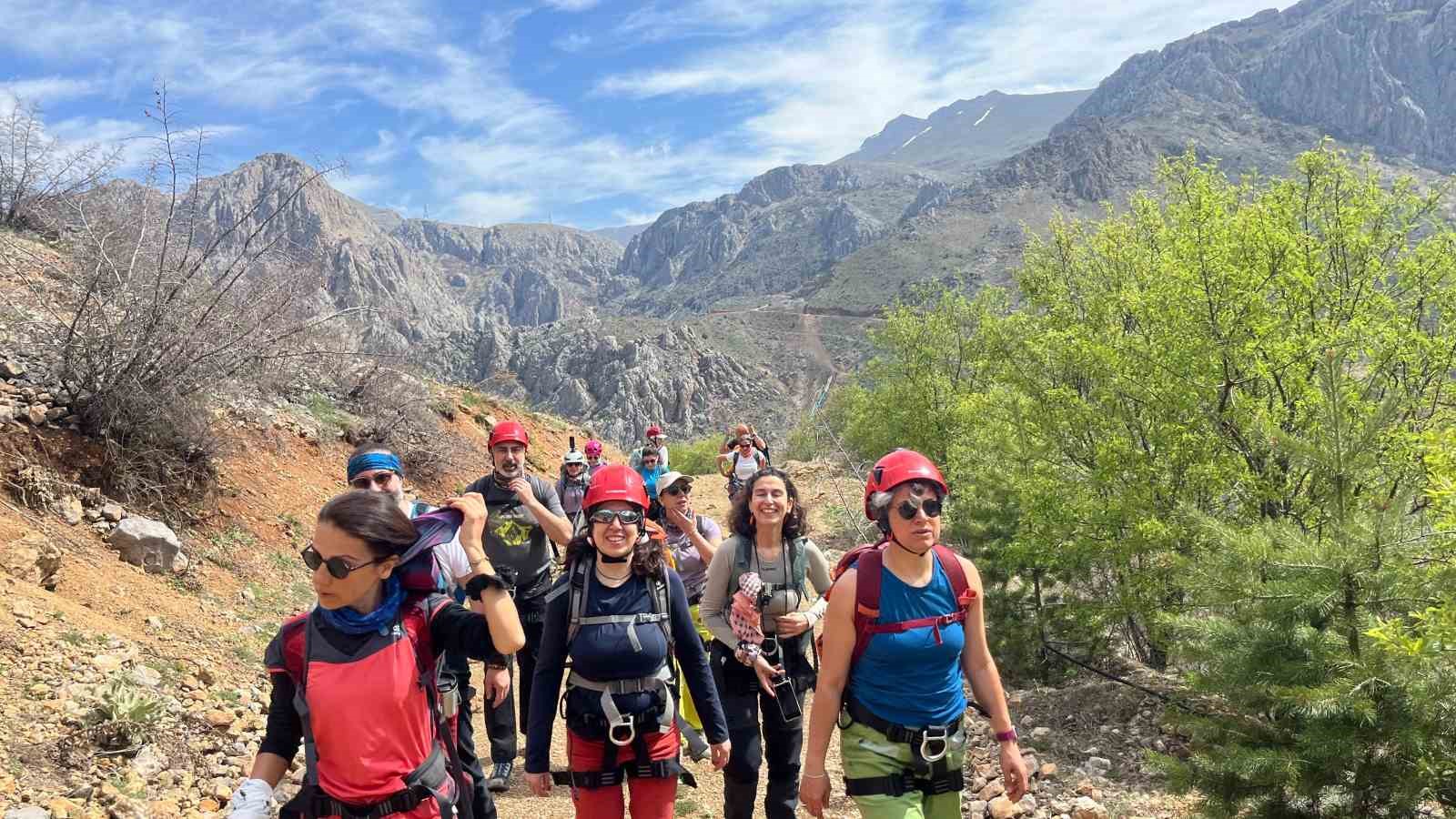 Dağcılar Kemaliye’de via ferrata parkuruna tırmandı