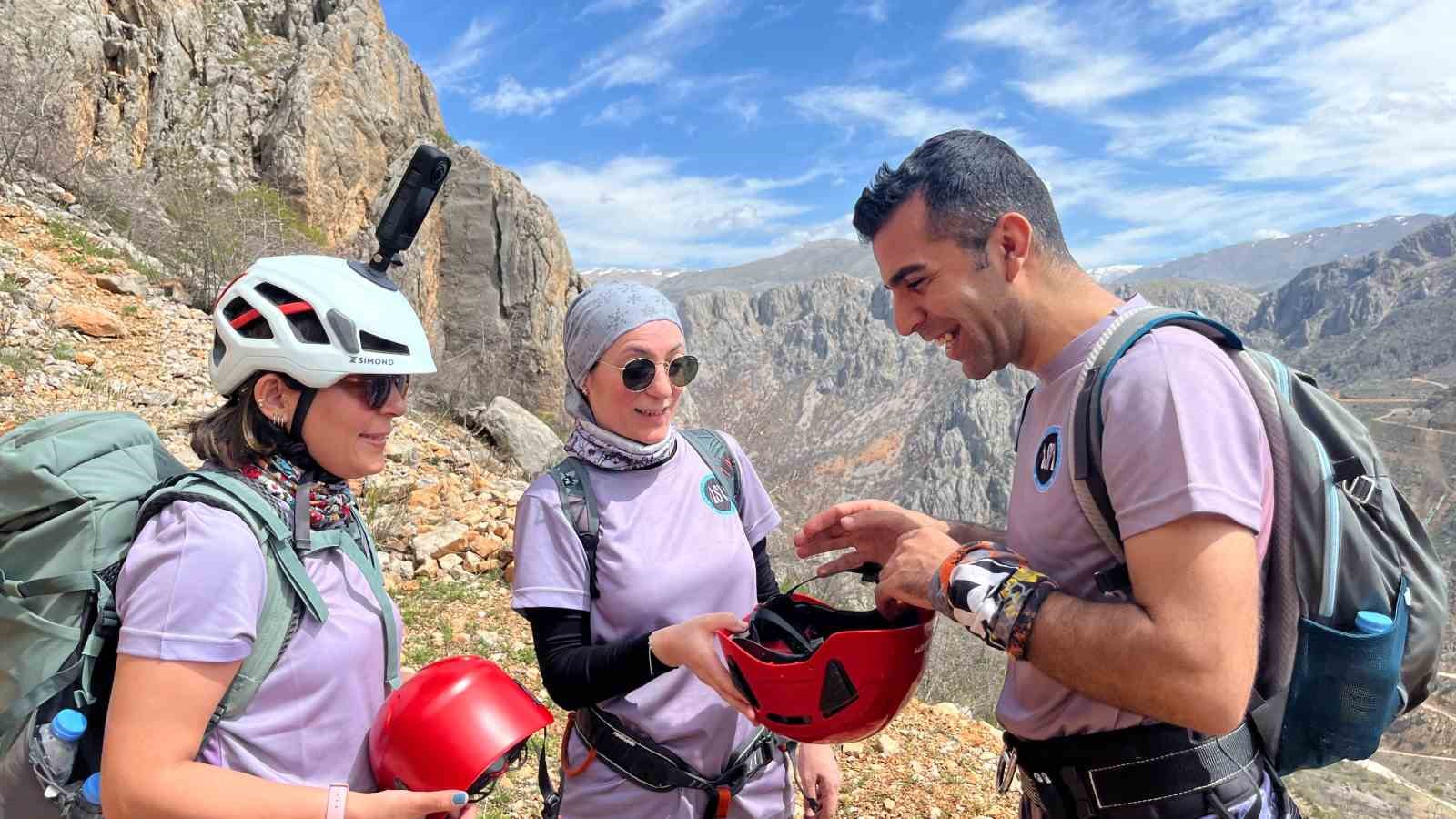 Dağcılar Kemaliye&rsquo;de via ferrata parkuruna tırmandı
