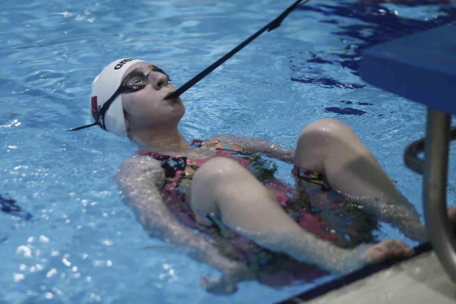 Altın madalyaya dişiyle tutundu