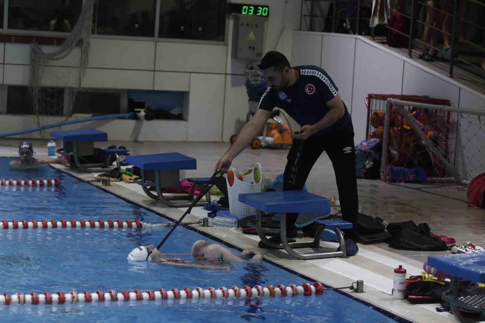 Altın madalyaya dişiyle tutundu