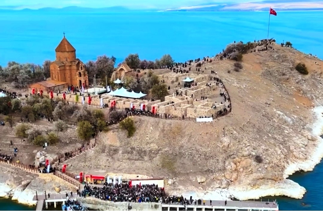 Akdamar Adası’nı 2 günde 30 bin kişi ziyaret etti