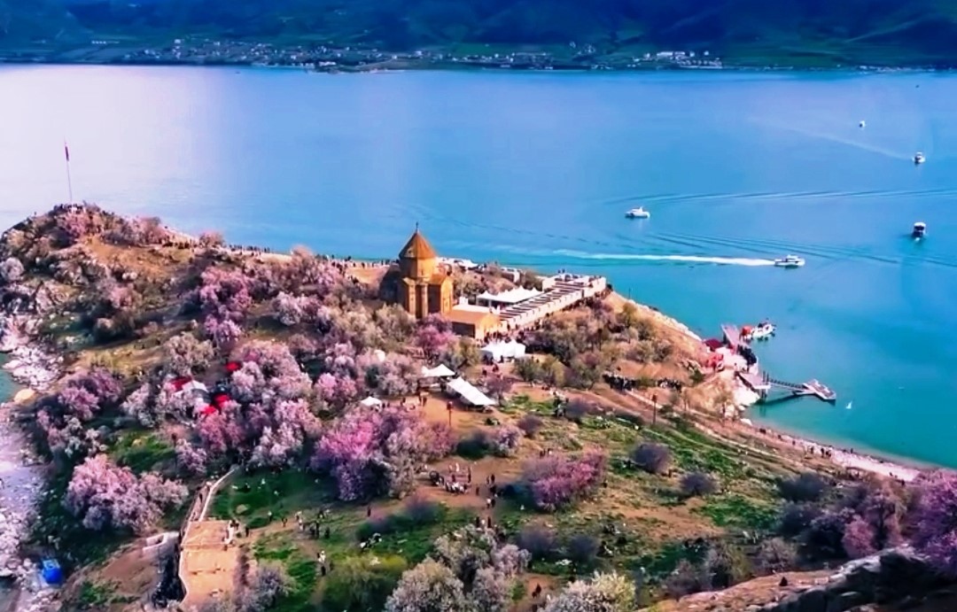 Akdamar Adası’nı 2 günde 30 bin kişi ziyaret etti
