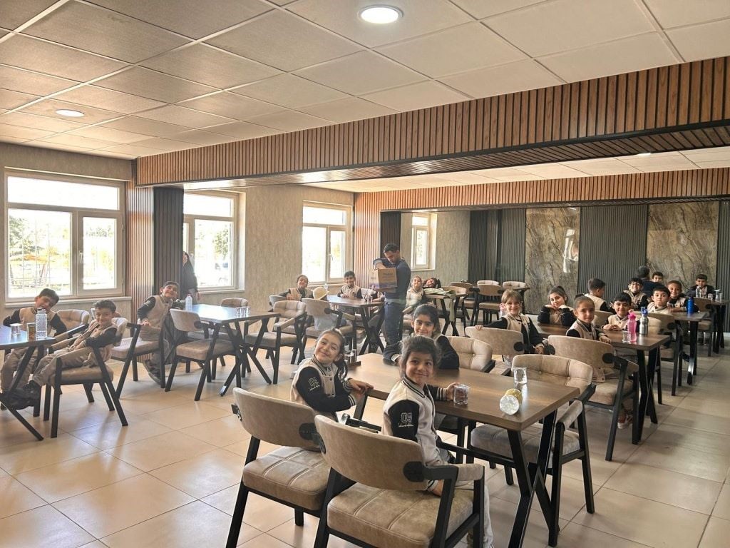 Dicle’de ilkokul öğrencileri Mehmetçikle birlikte fidan dikti