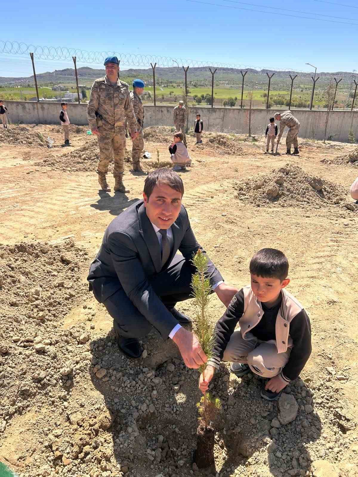 Dicle&rsquo;de ilkokul &ouml;ğrencileri Mehmet&ccedil;ikle birlikte fidan dikti
