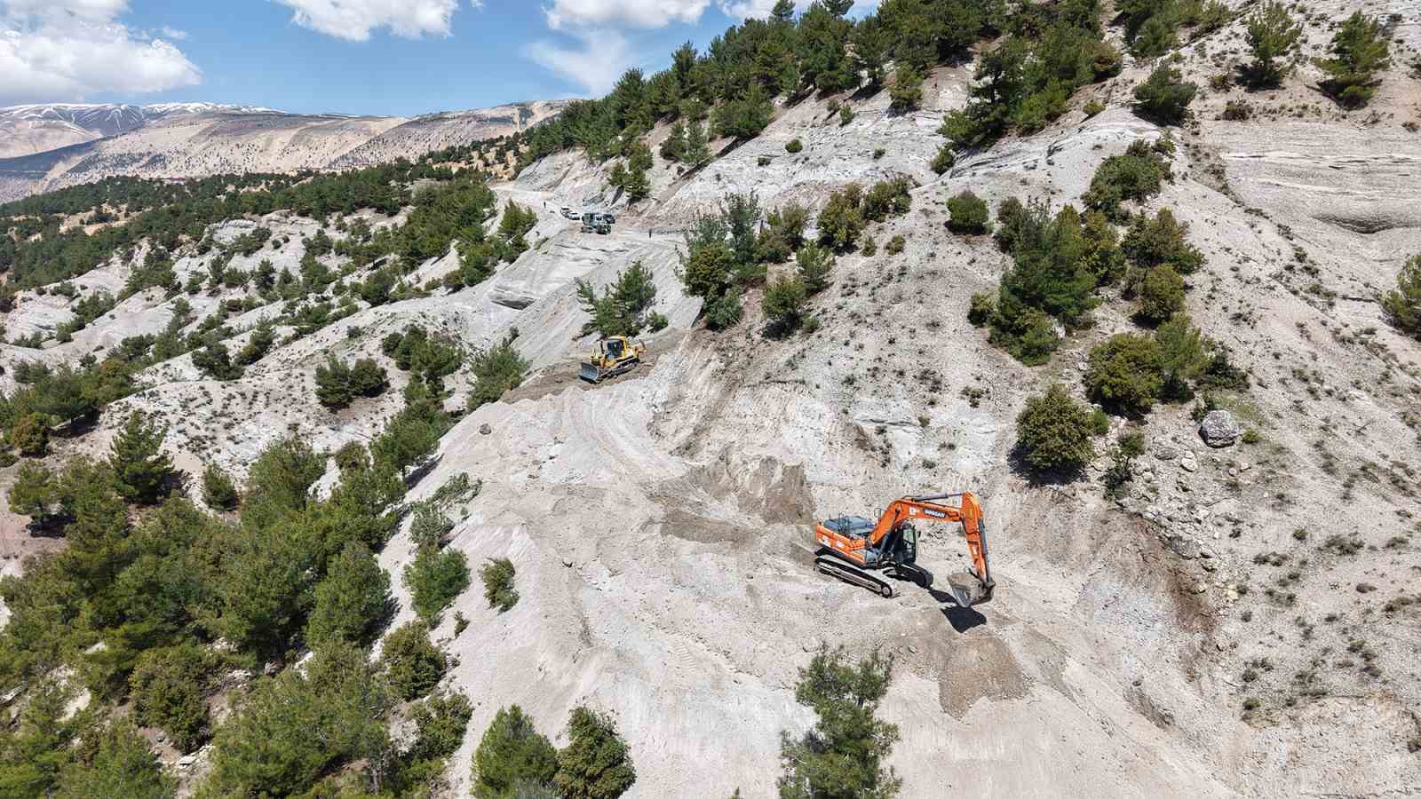 Kahramanmaraş&rsquo;ta k&ouml;y evlerinin yolları yapılıyor
