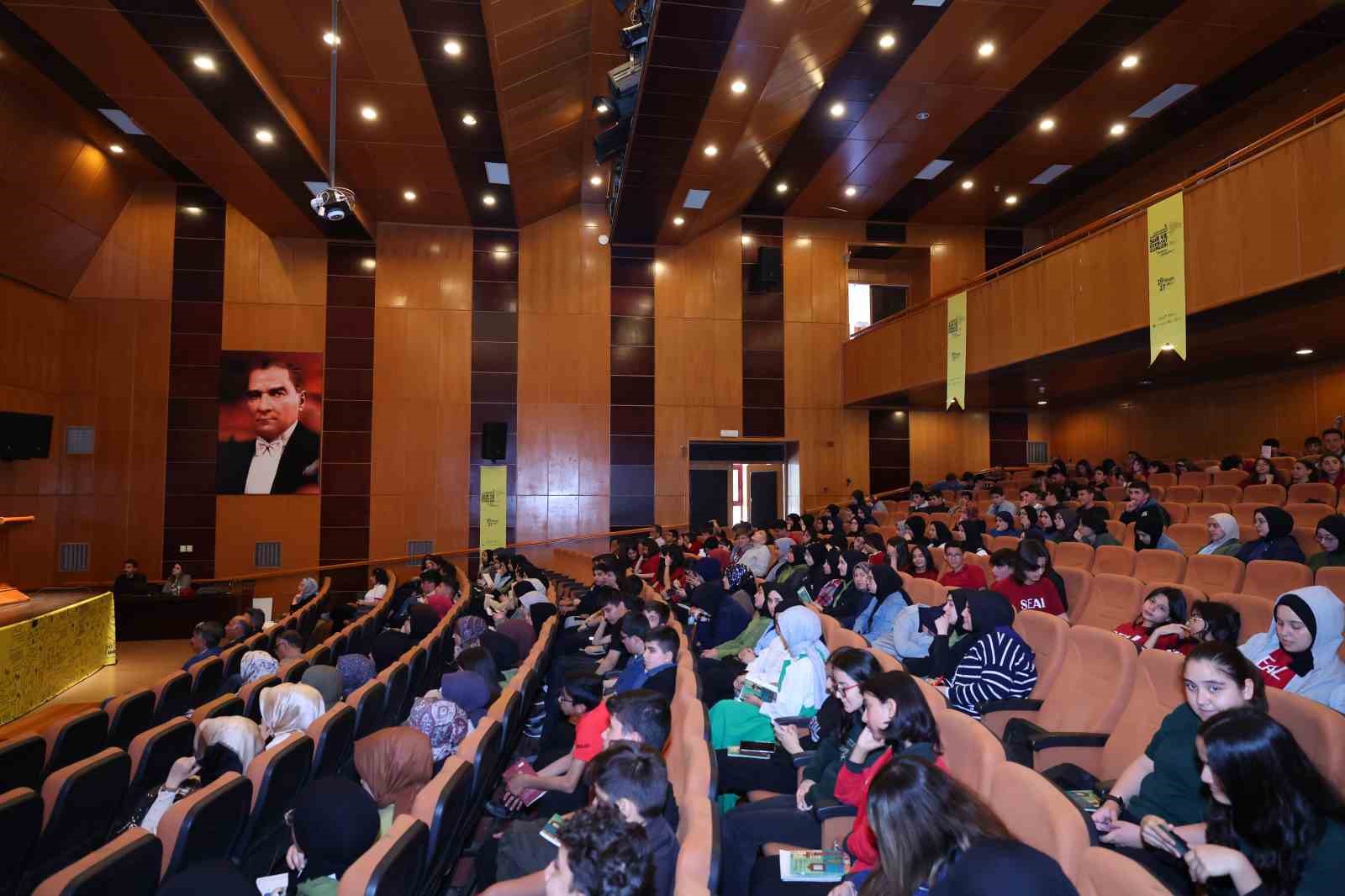 Onikişubat okuyor s&ouml;yleşisi ile edebiyat r&uuml;zgarı esti
