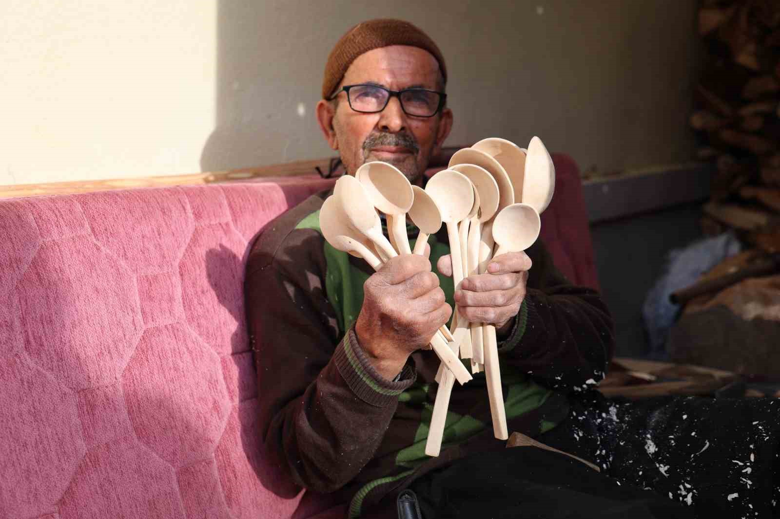 Depremzede Ahmet dede yeni evinde tahta kaşık üretimine devam ediyor