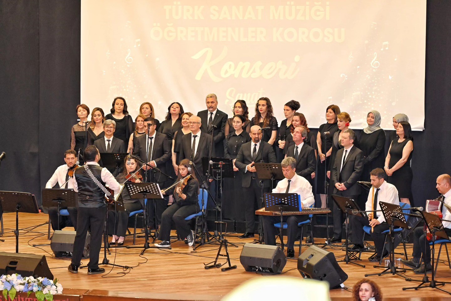 Efeler’de öğretmenlerden sanat dolu gece