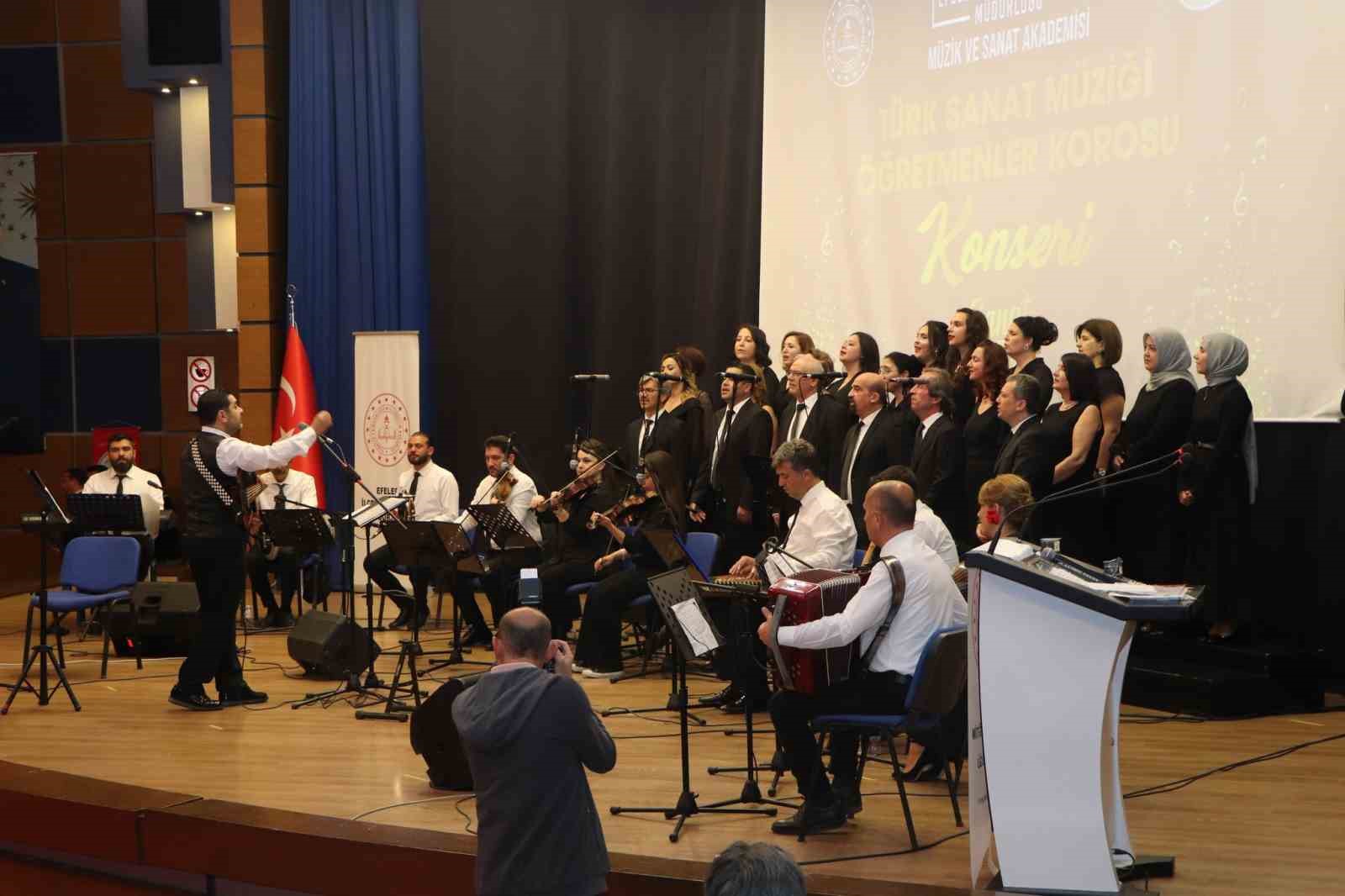 Efeler’de öğretmenlerden sanat dolu gece
