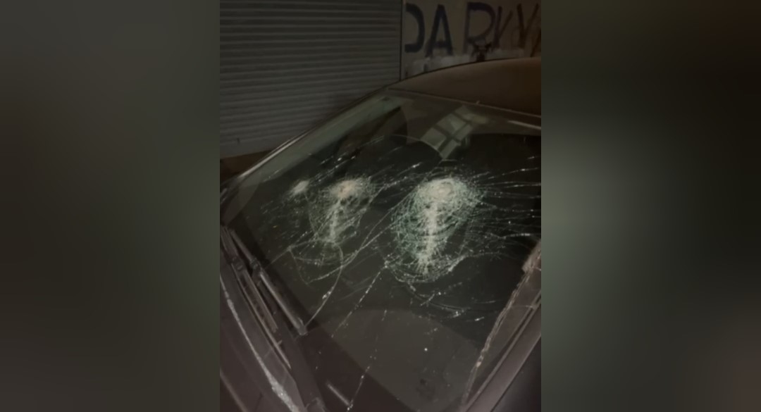 Sultangazi&rsquo;de tartıştığı s&uuml;r&uuml;c&uuml;n&uuml;n aracına sopayla saldırdı: O anlar kamerada
