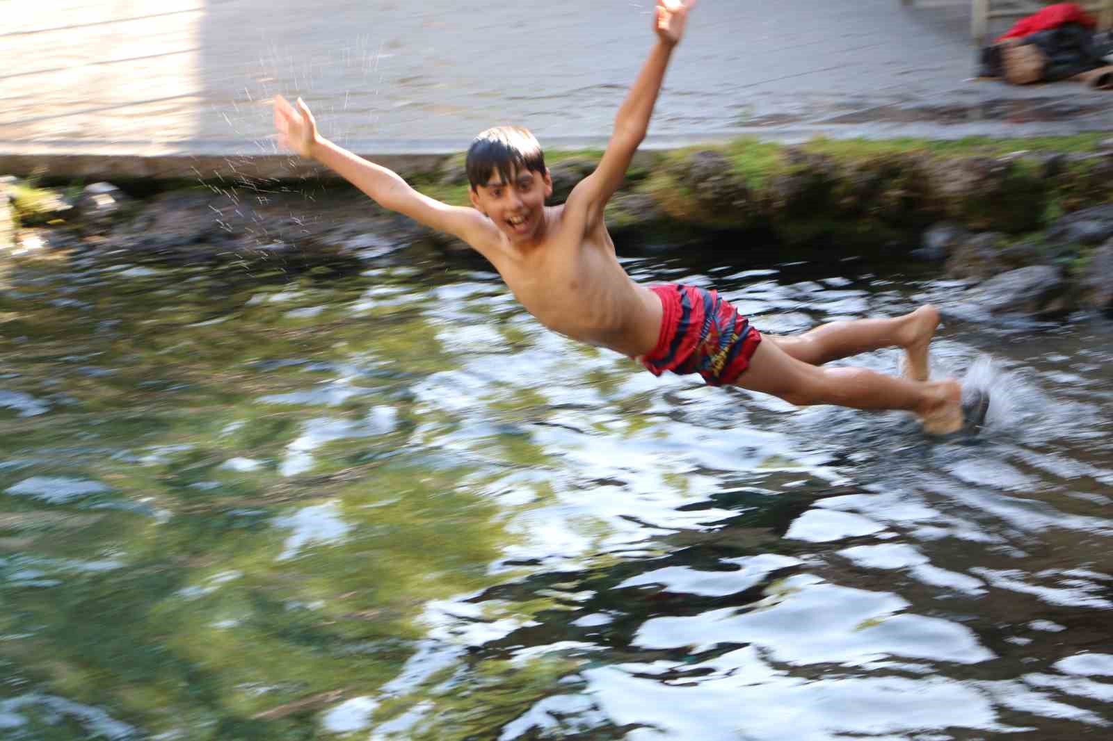 Diyarbakır’da çocuklar süs havuzunda serinliyor