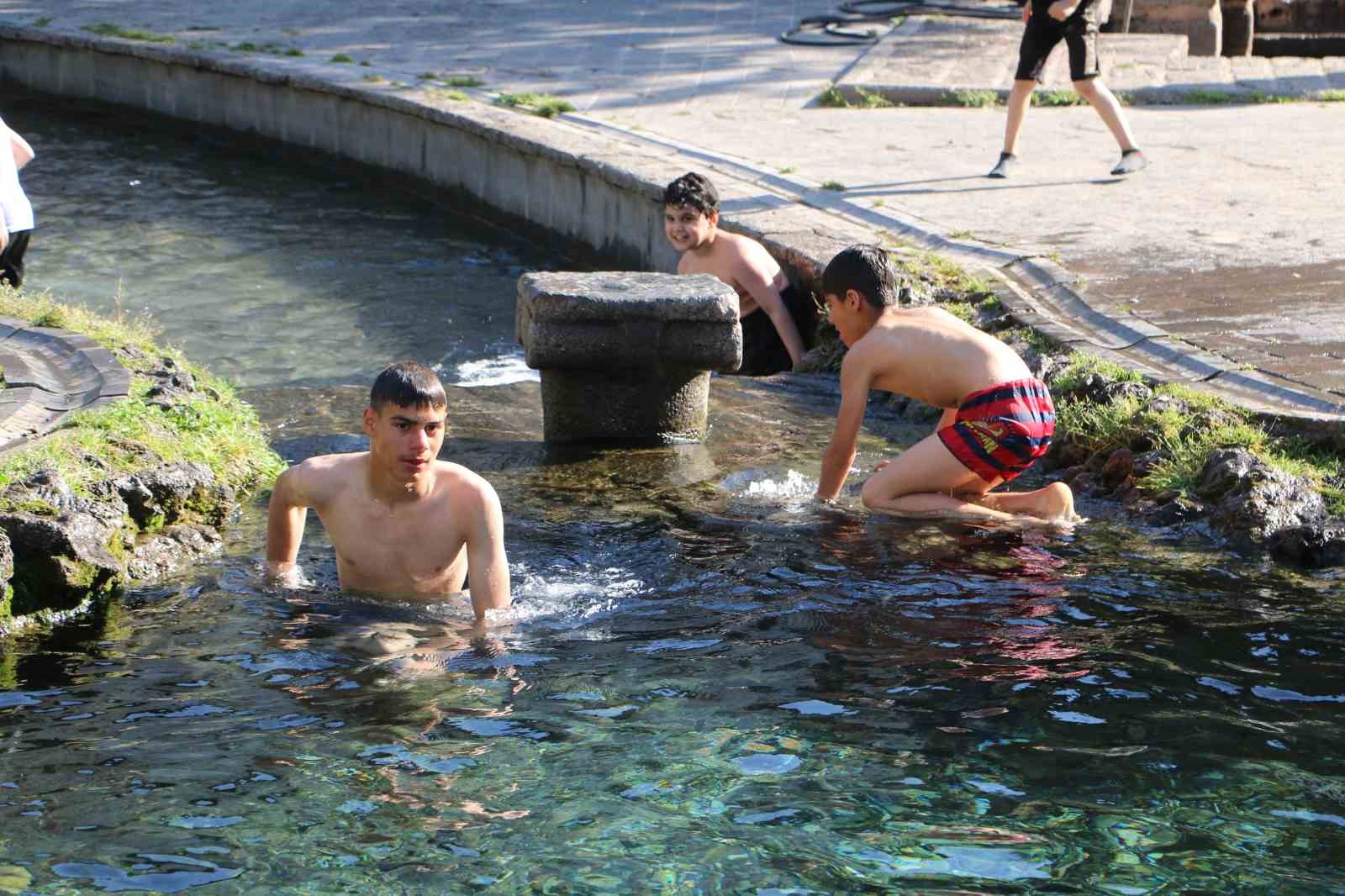 Diyarbakır’da çocuklar süs havuzunda serinliyor

