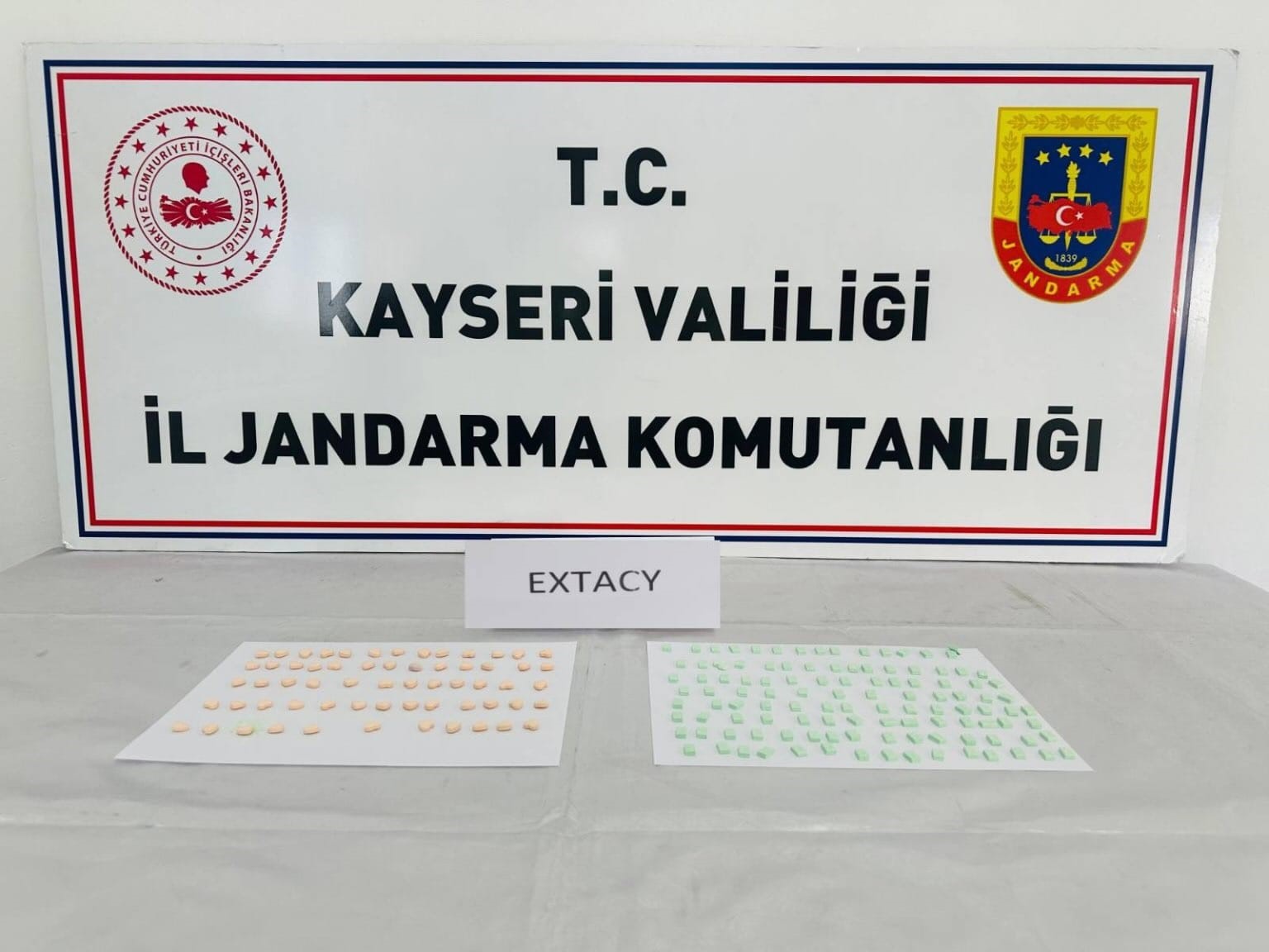 Zehir tacirleri jandarmadan kaçamadı