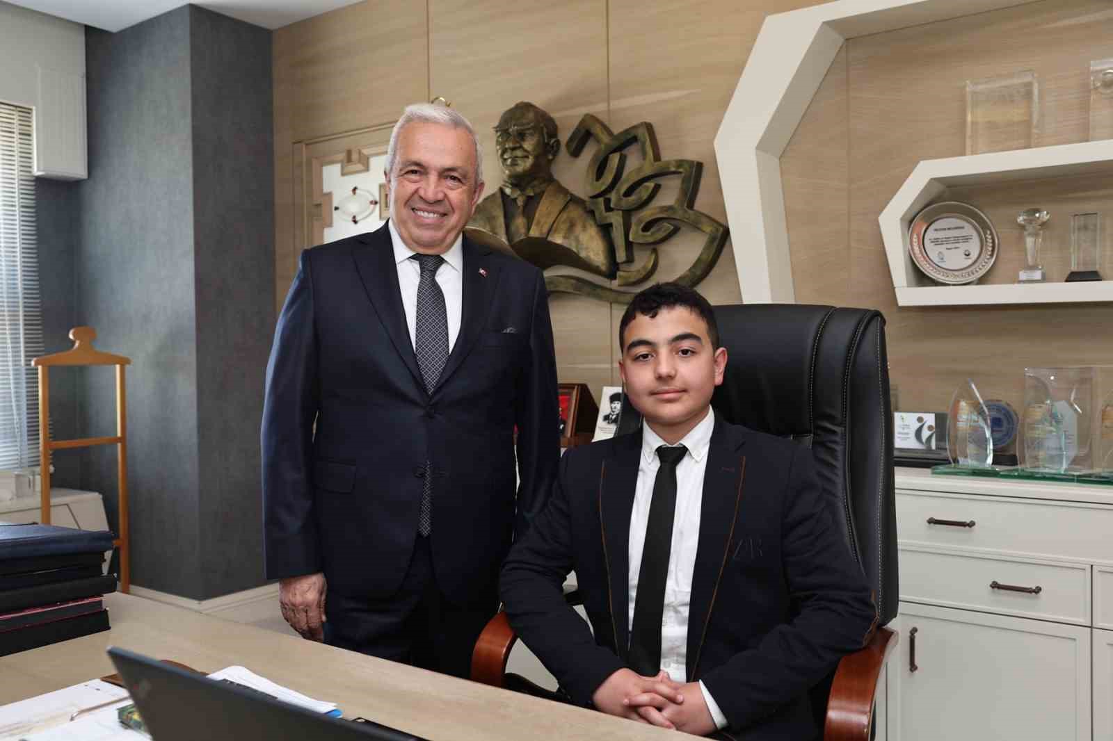 Başkan Şadi &Ouml;zdemir makamını &ccedil;ocuklara devretti
