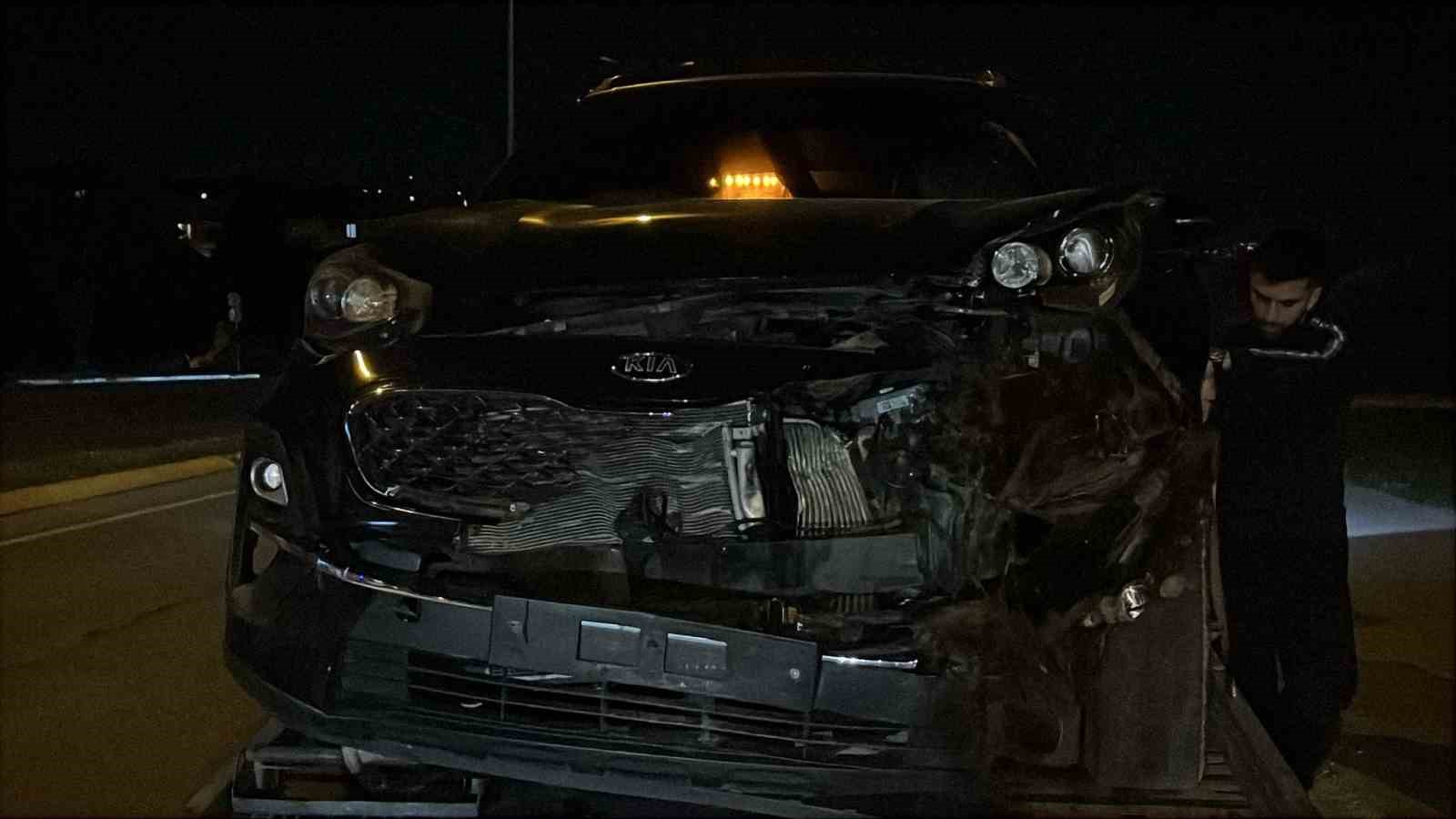 Kavşakta iki otomobil çarpıştı: 2 yaralı