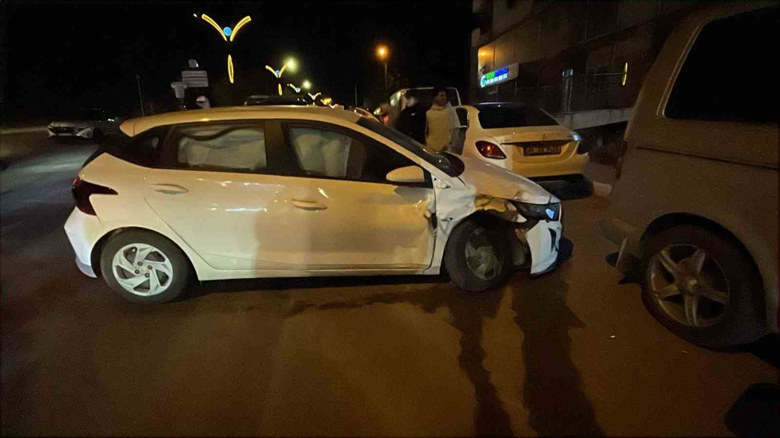 Kavşakta iki otomobil &ccedil;arpıştı: 2 yaralı
