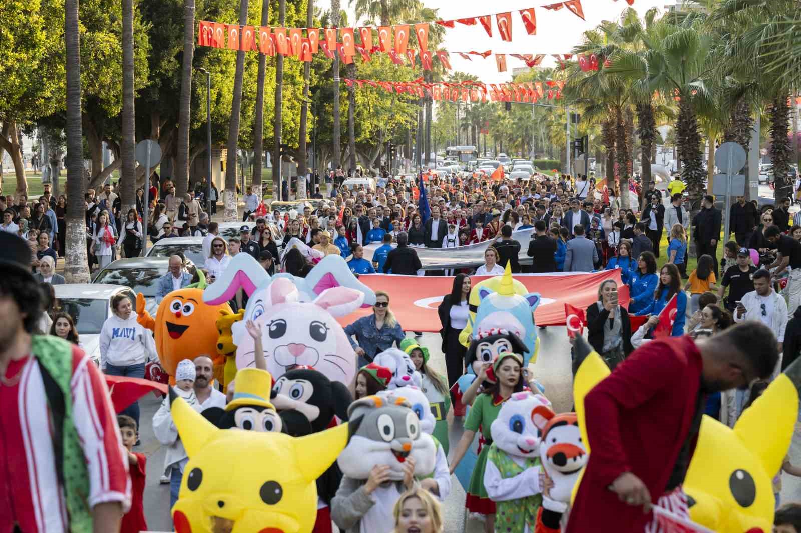 Mersin’de 23 Nisan kortej yürüyüşü düzenlendi