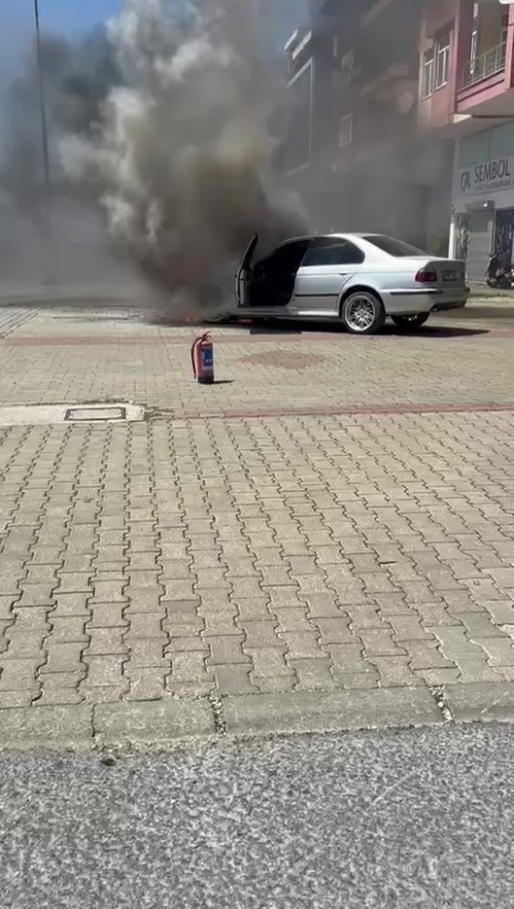 Manavgat’ta park halindeki araç alev alev yandı