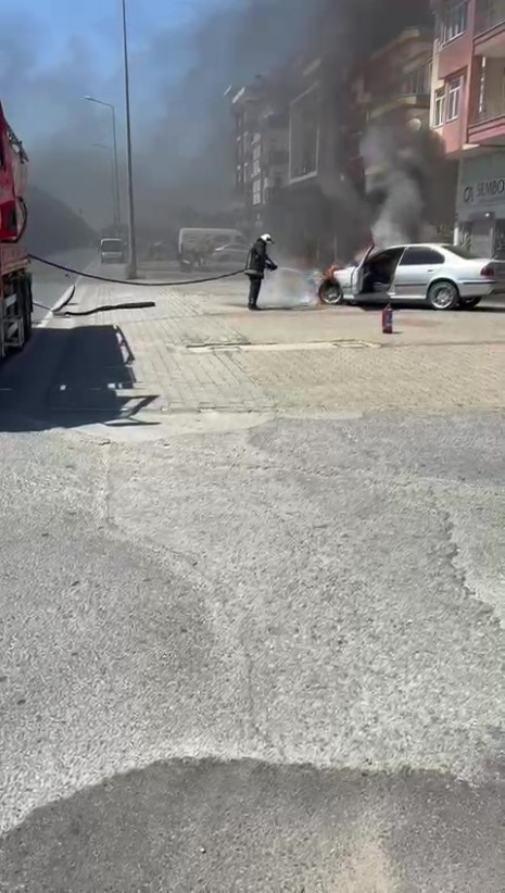 Manavgat’ta park halindeki araç alev alev yandı