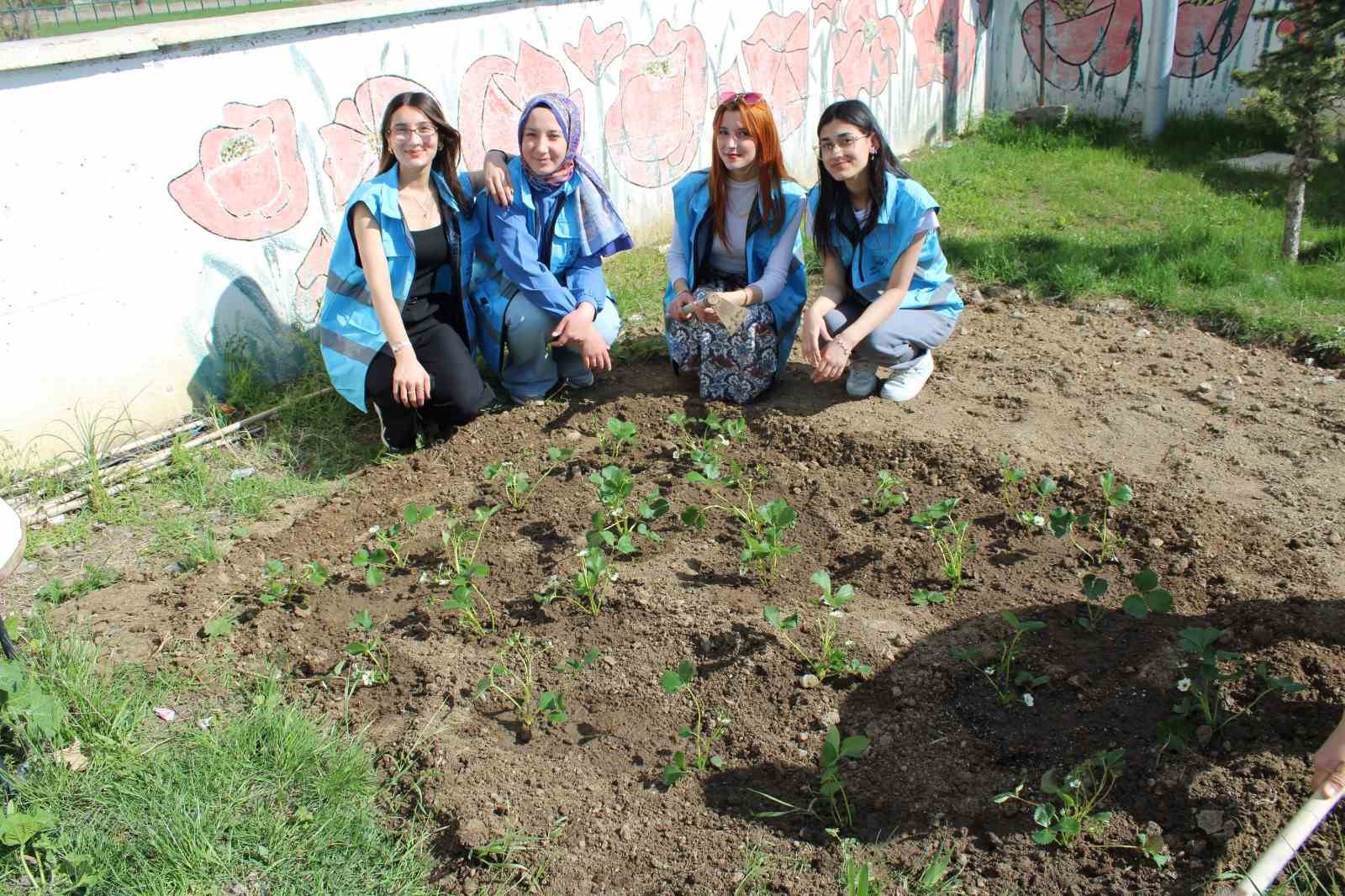 Terzi Baba Yurdu öğrencileri toprakla buluştu
